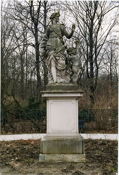 Statue of Flora (Pomona) with a putto (3)